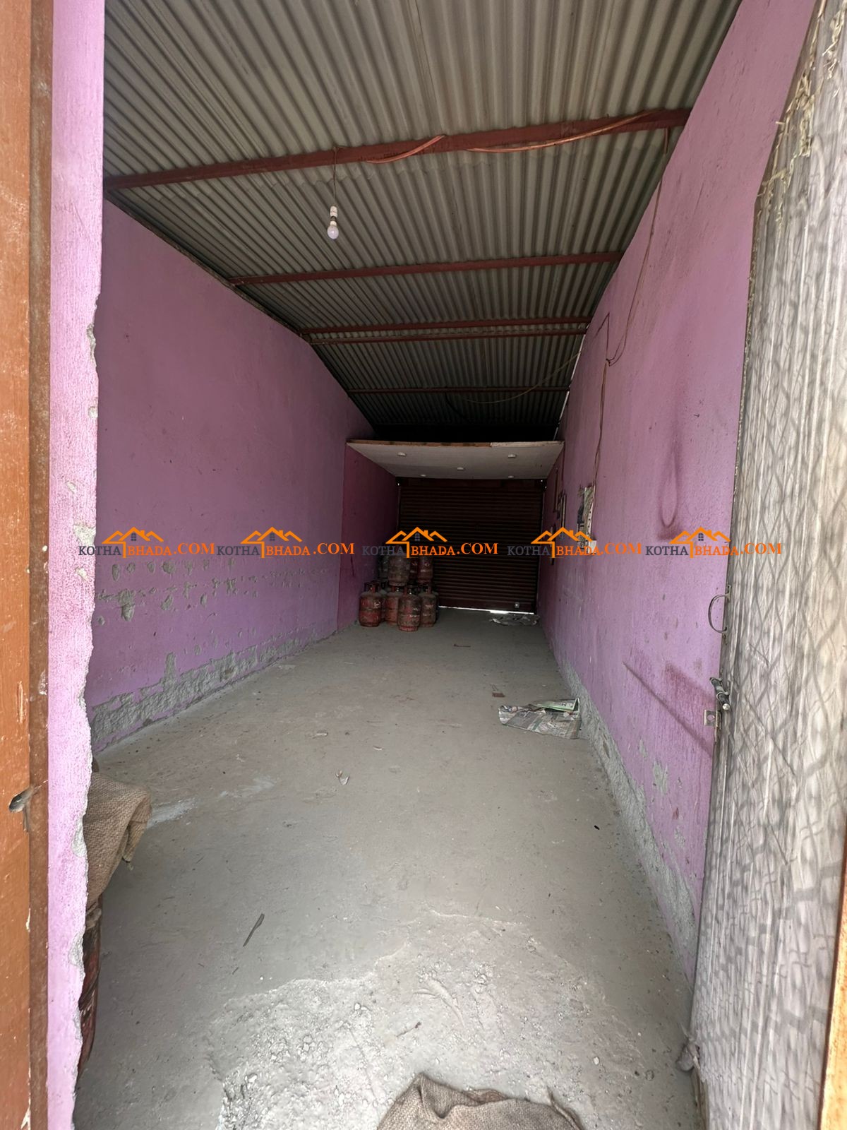 Shutter and a single room available for rent in Gothatar